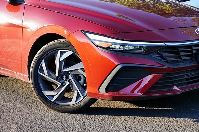 Used 2025 Red Hyundai SEL Sport image 3