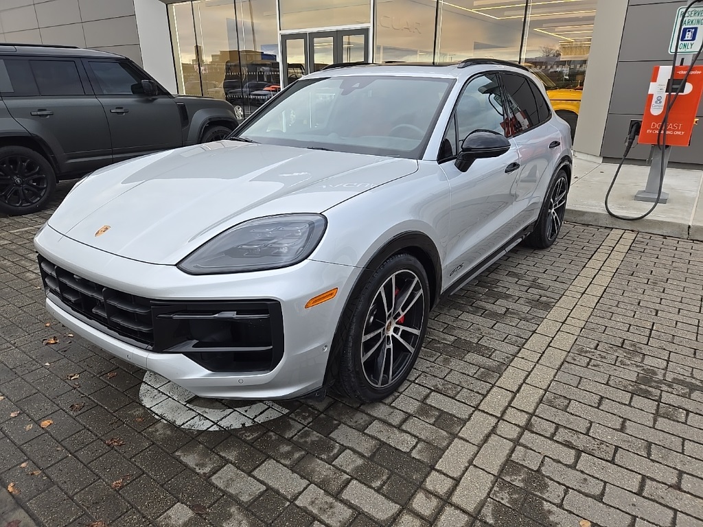 2025 Porsche Cayenne GTS's photo