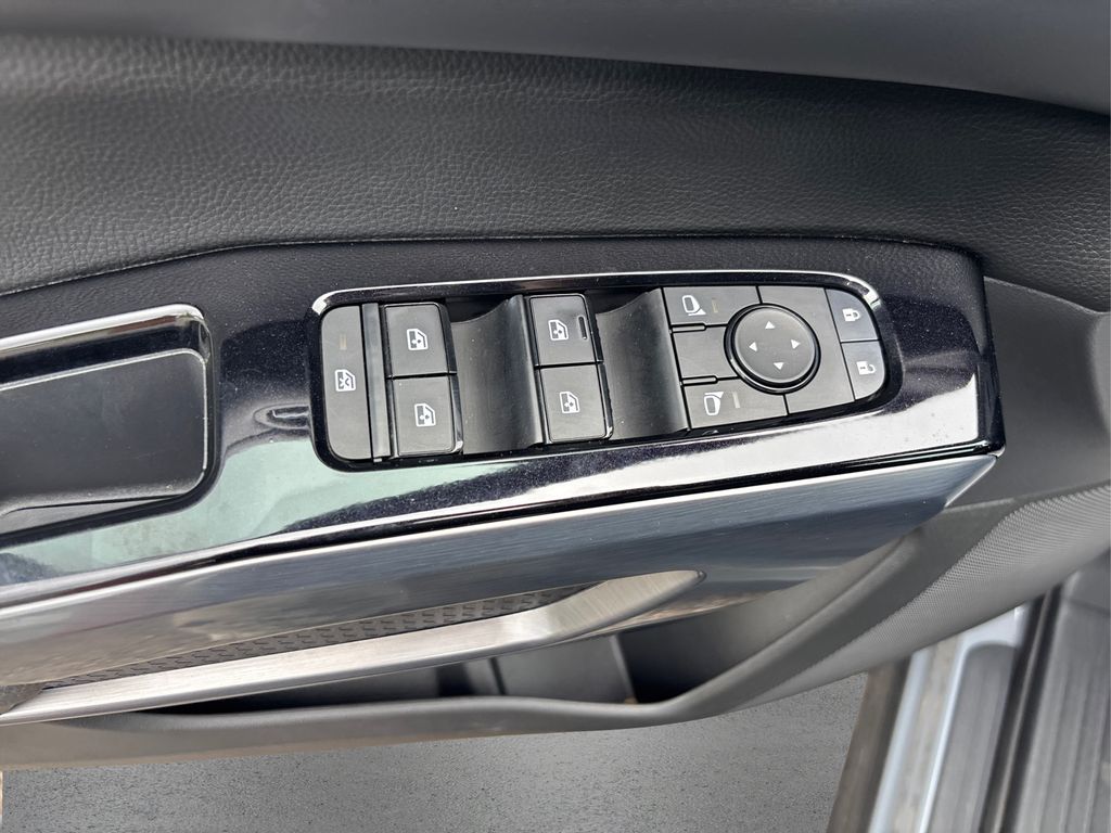2022 Nissan Pathfinder SL photo 29