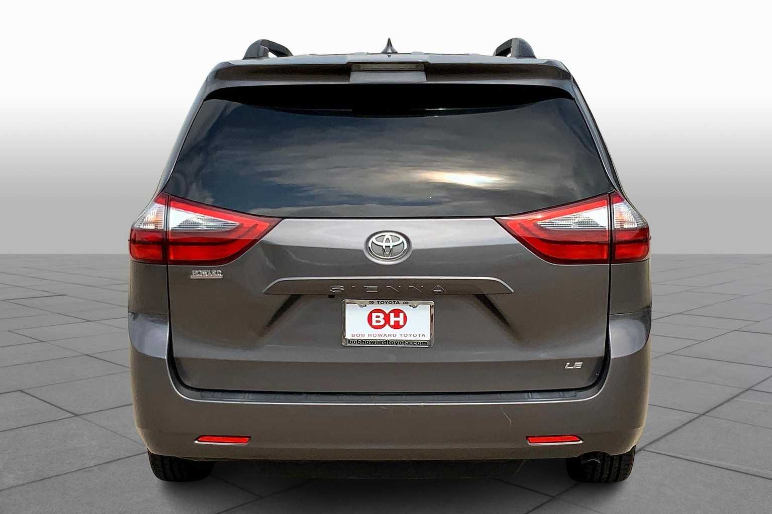 2020 Toyota Sienna LE photo 4