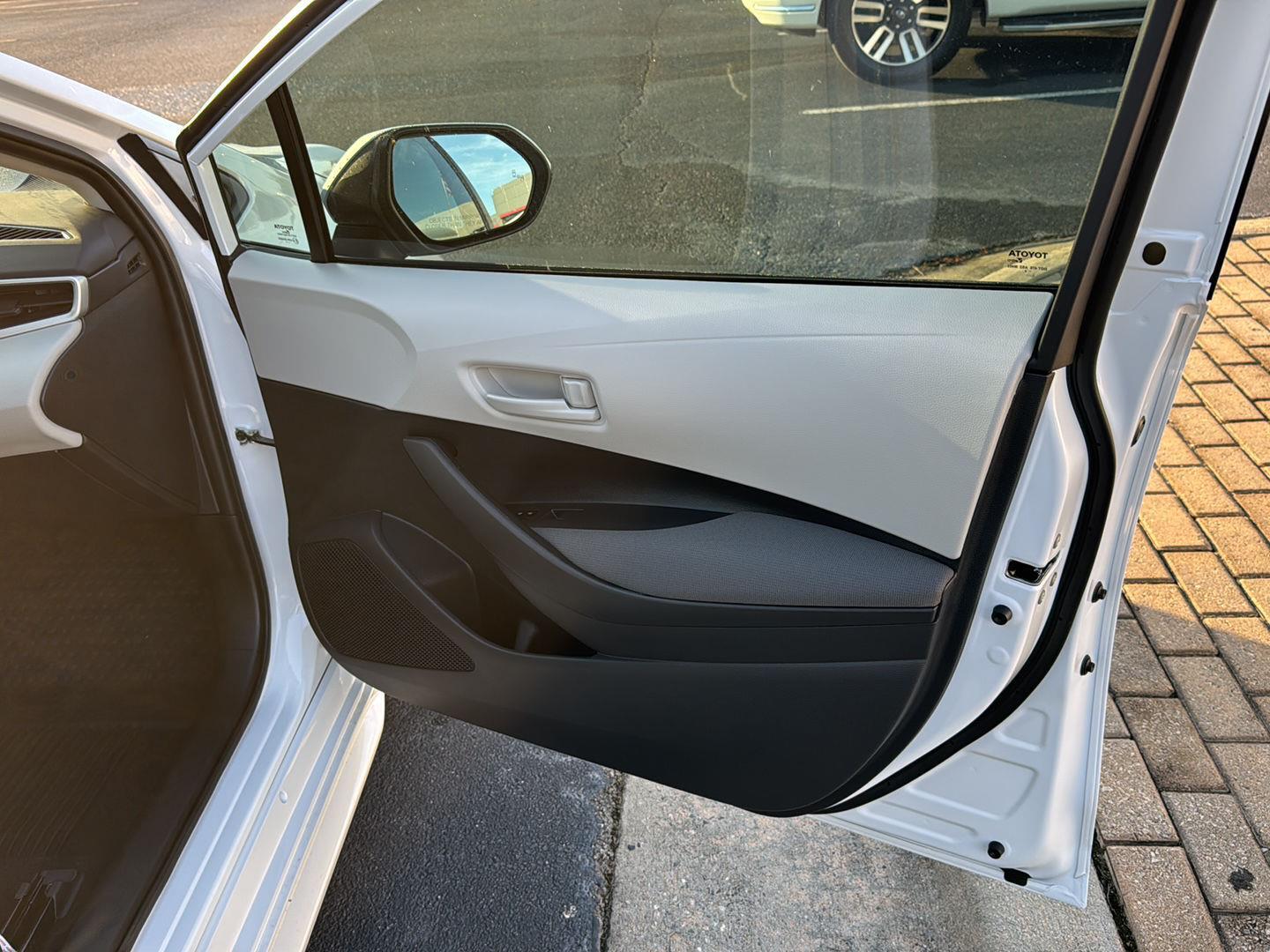2025 Toyota Corolla LE photo 10