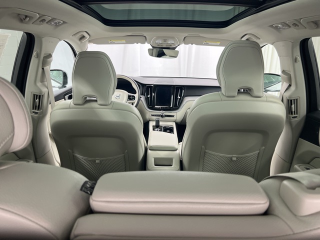 2024 Volvo XC60 B5 Plus photo 10