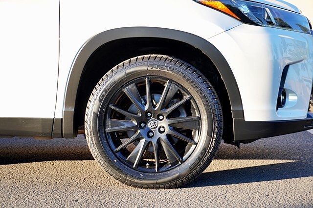 Used 2019  Toyota SE image 8