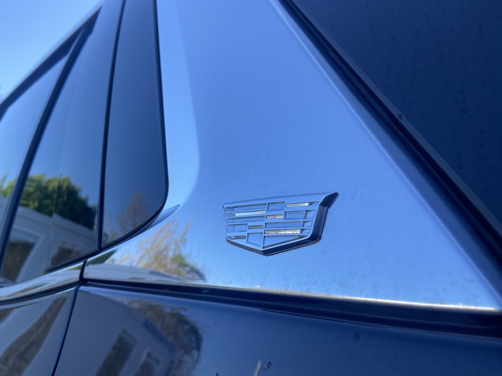 2023 Cadillac Escalade Premium Luxury photo 3