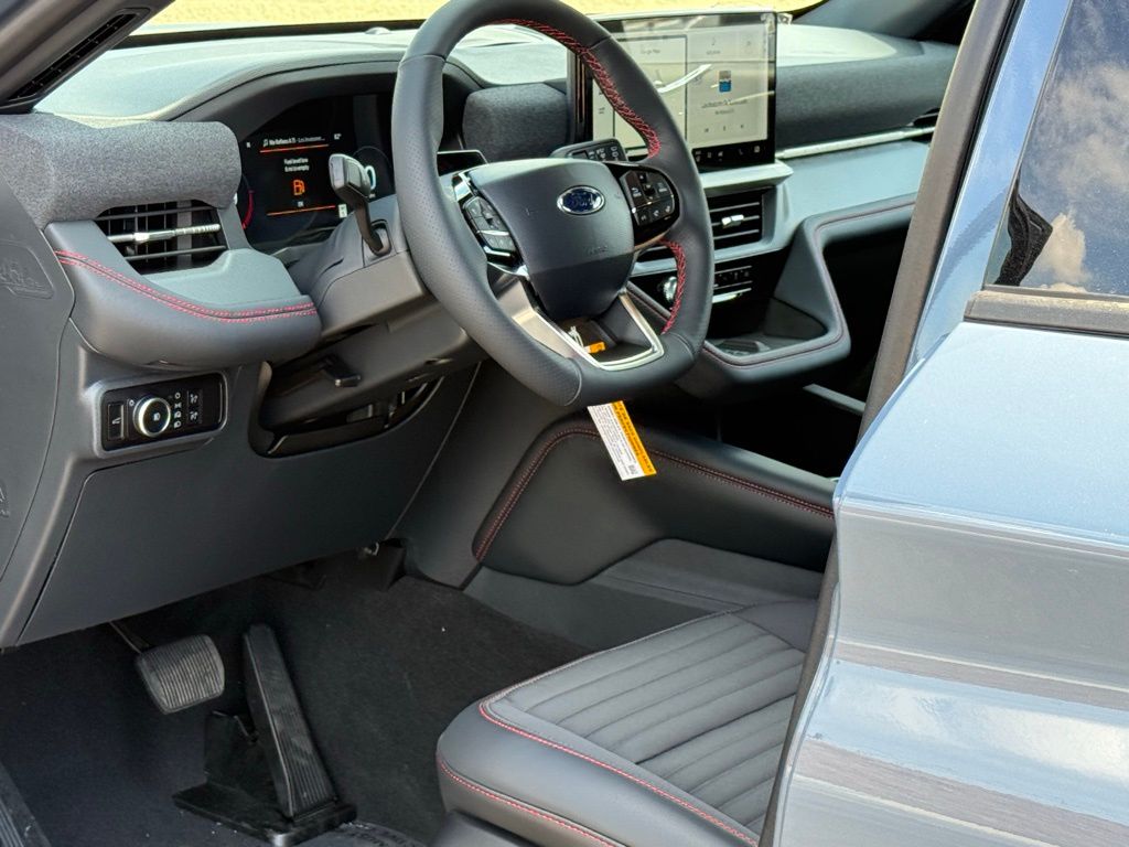 2025 Ford Explorer ST-Line photo 8