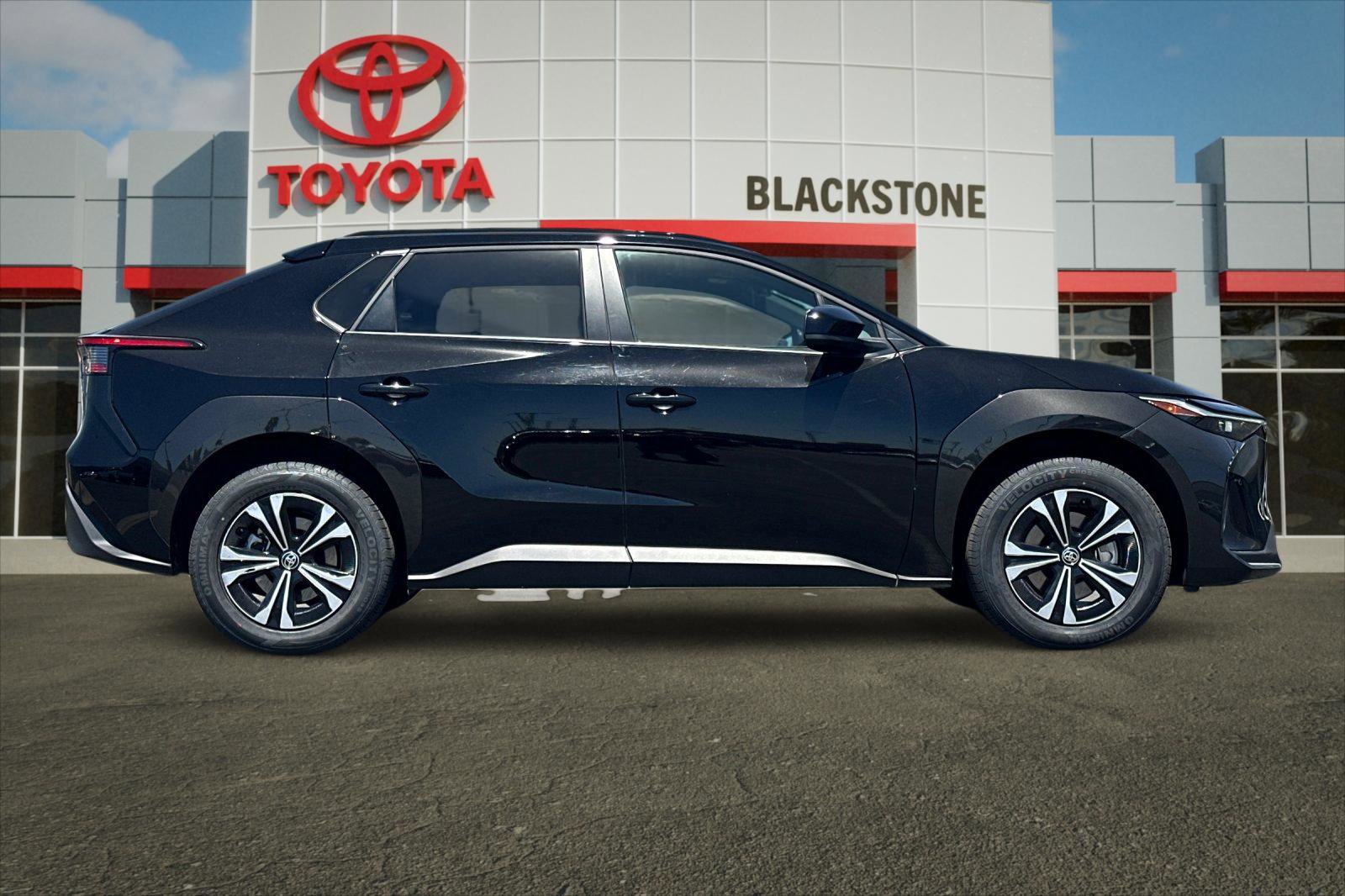 Used 2024 Toyota bZ4X XLE with VIN JTMAAAAA0RA037636 for sale in Fresno, CA