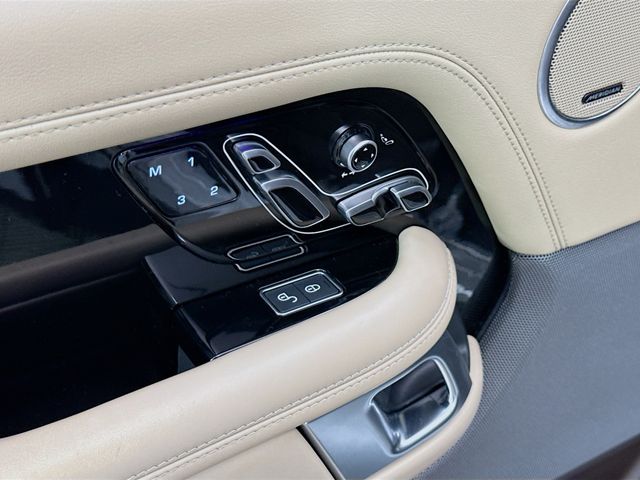 2020 Land Rover Range Rover HSE photo 18