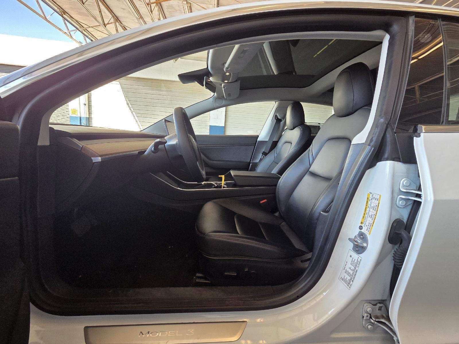 2020 Tesla Model 3 Standard Range Plus photo 2