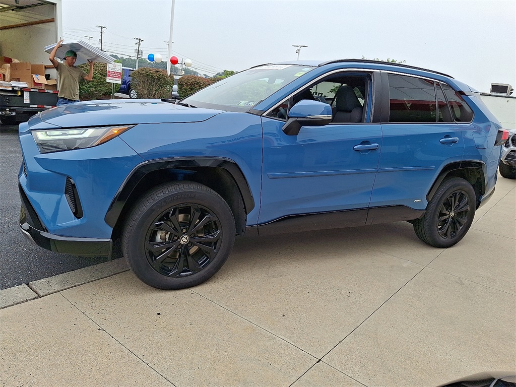 2022 Toyota RAV4 Hybrid SE photo 3