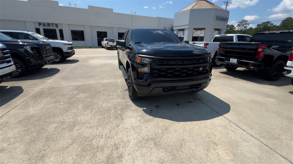 2023 Chevrolet Silverado 1500 Custom photo 3