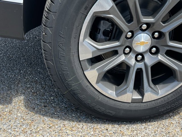 2025 Chevrolet Suburban LS photo 7
