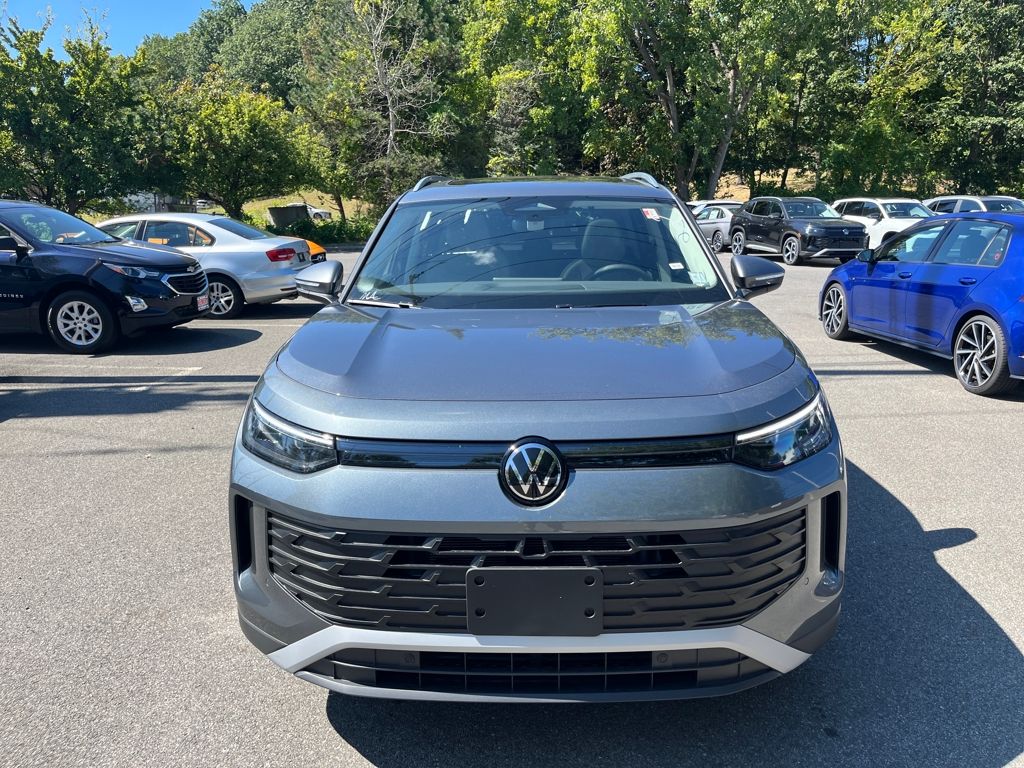 2025 Volkswagen Tiguan SE photo 3