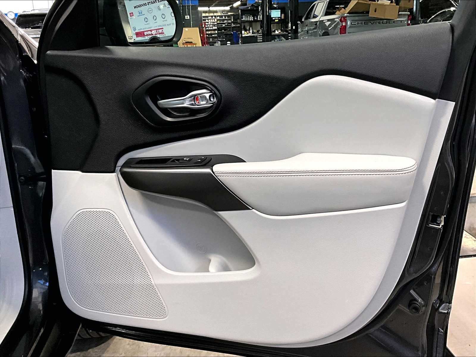 2020 Jeep Cherokee Limited photo 12