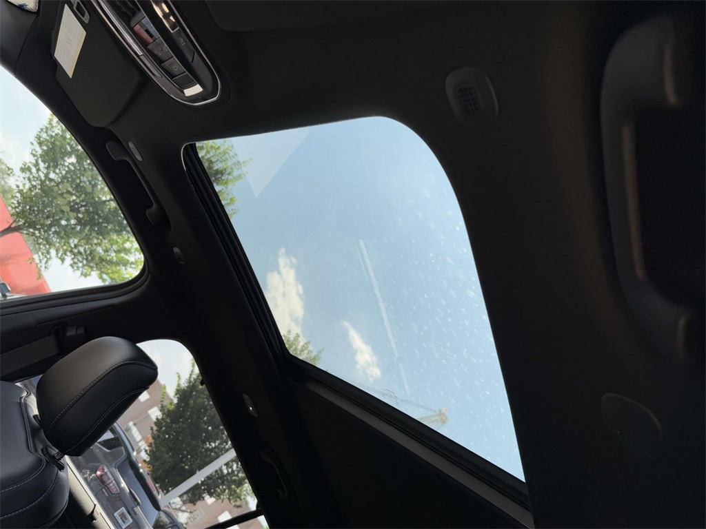 2025 Jeep Grand Cherokee Limited photo 3