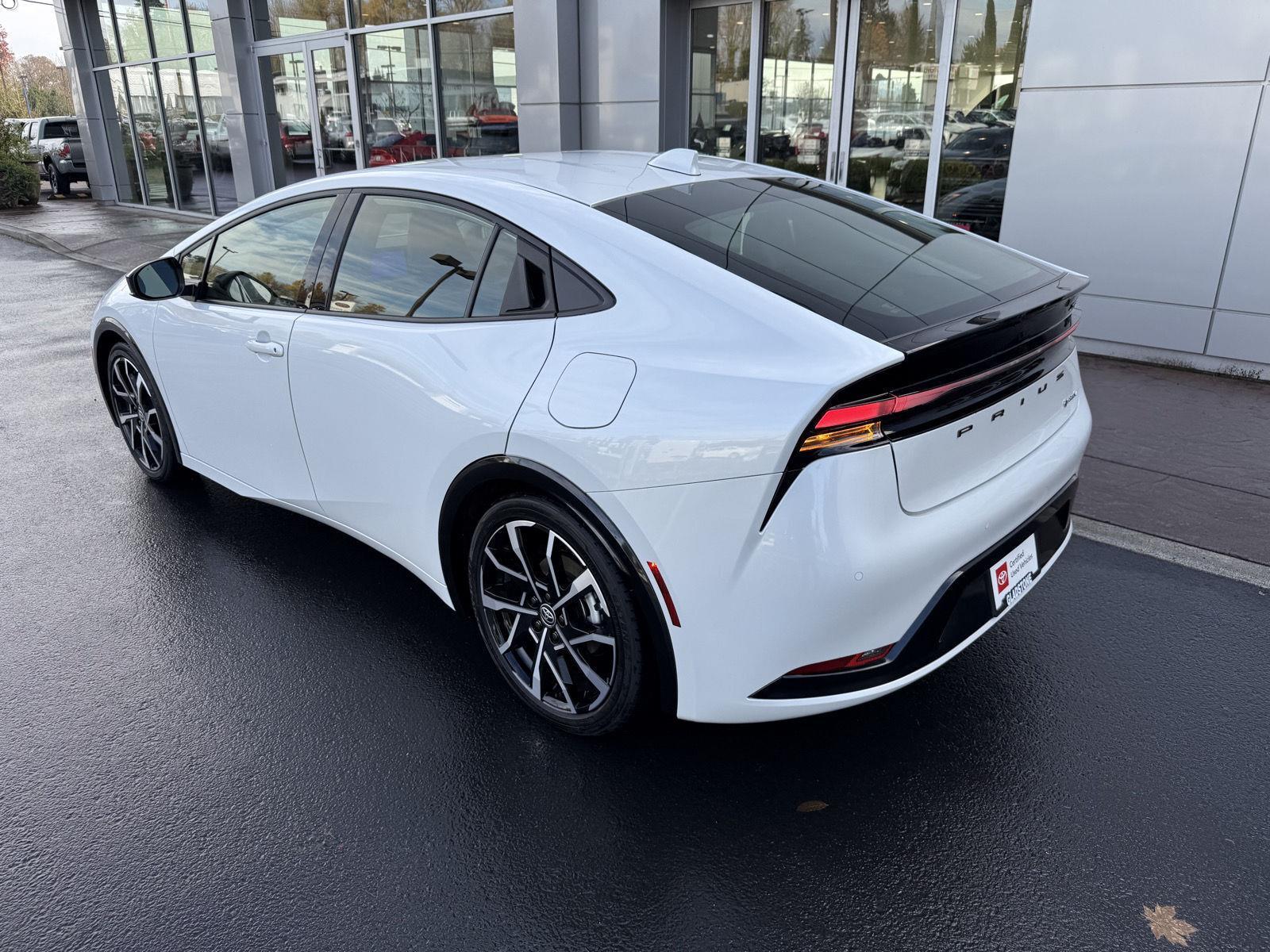 2025 Toyota Prius Plug-in Hybrid XSE photo 3