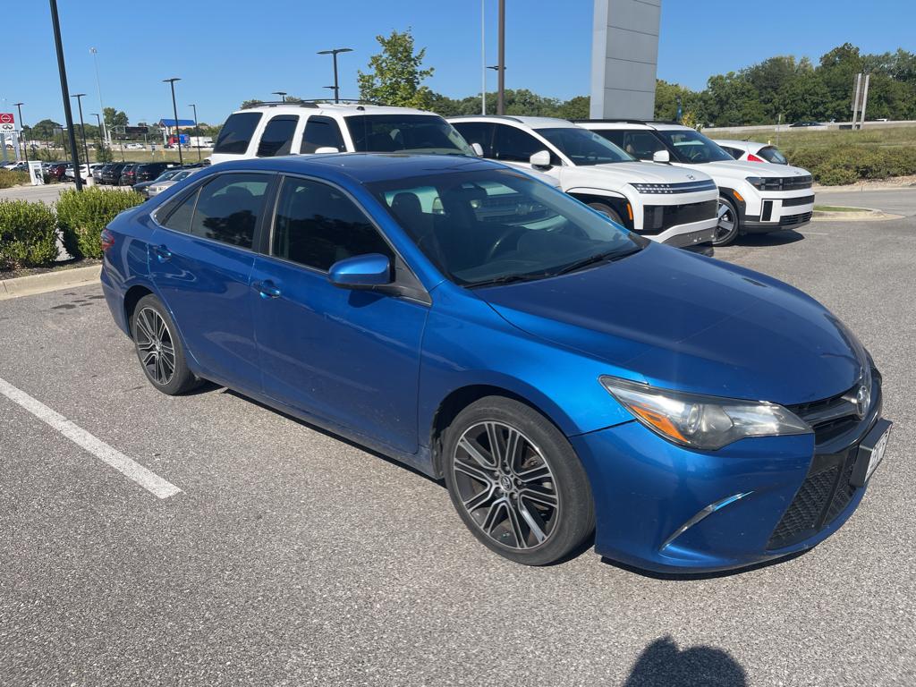2016 Toyota Camry SE photo 2
