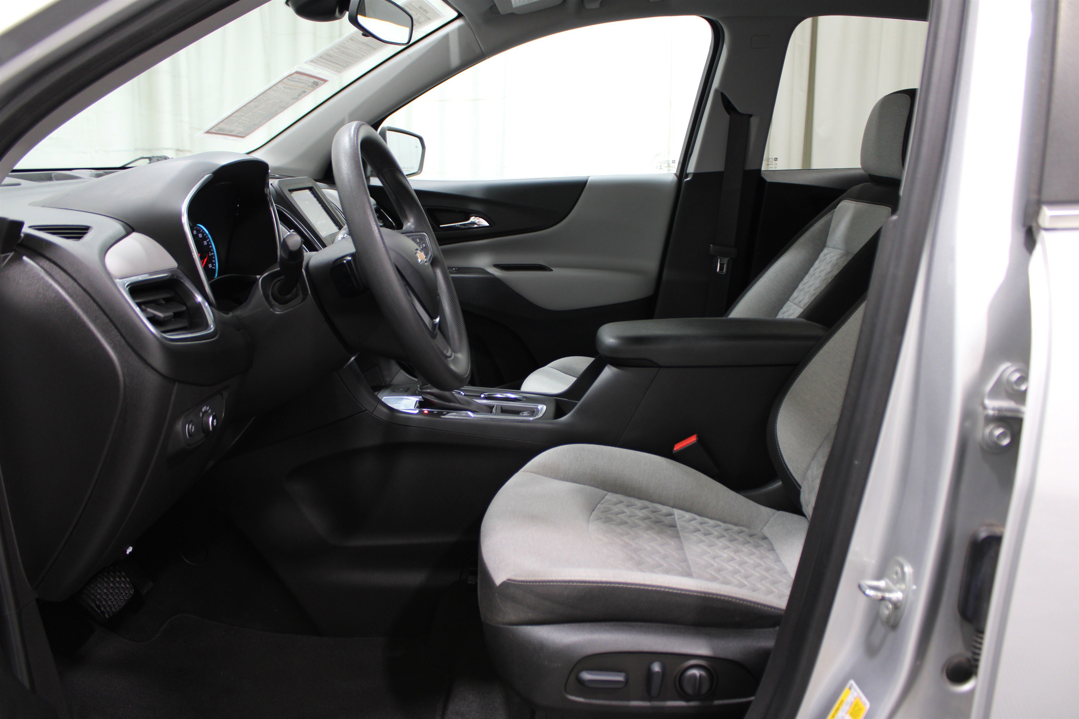 2022 Chevrolet Equinox LT photo 2