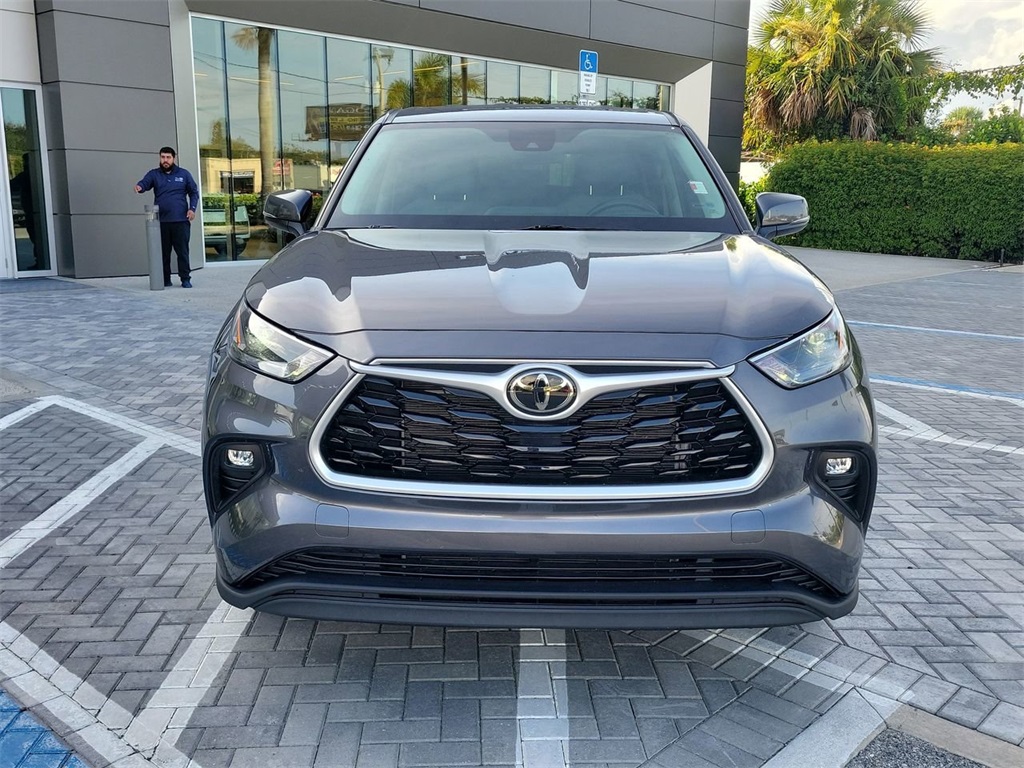 2022 Toyota Highlander LE photo 8