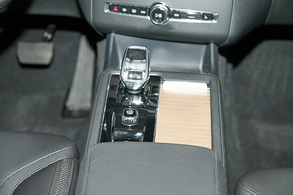 2025 VOLVO XC90 - Image 28