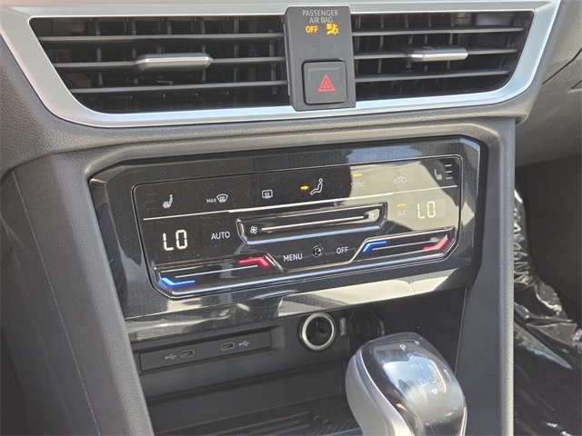 2025 Volkswagen Taos SE photo 12