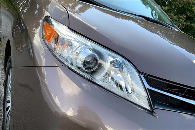 2020 Toyota Sienna XLE photo 25