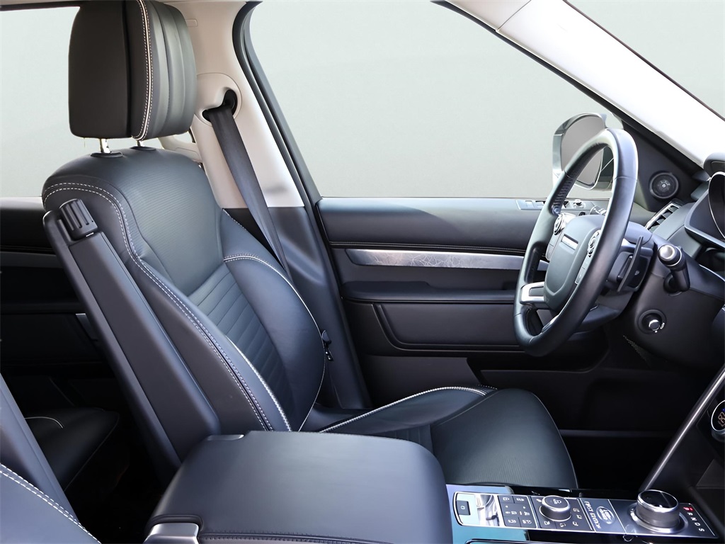 2017 Land Rover Discovery First Edition photo 9