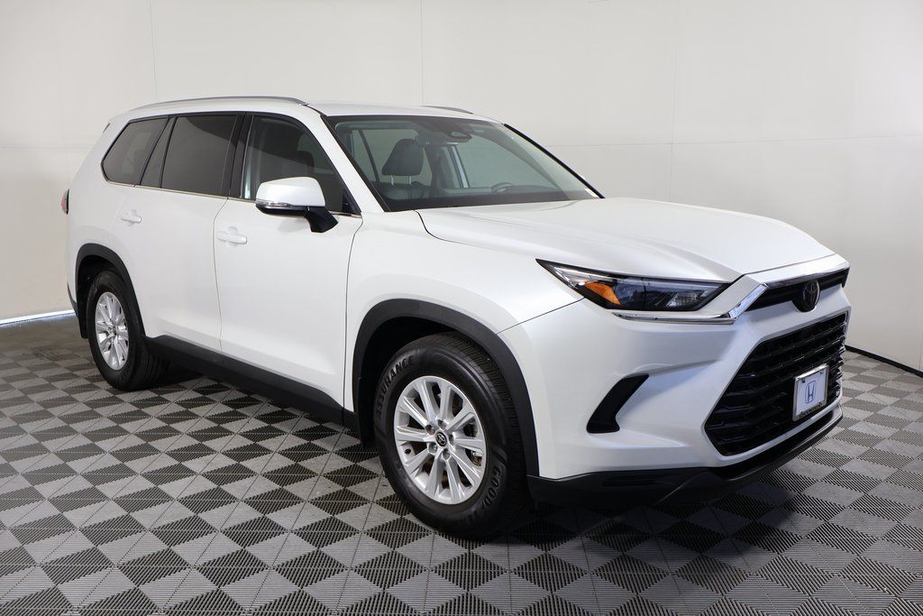 2024 Toyota Grand Highlander XLE photo 3