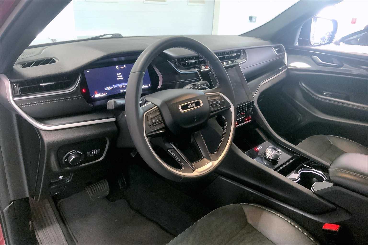 2023 Jeep Grand Cherokee Altitude photo 2