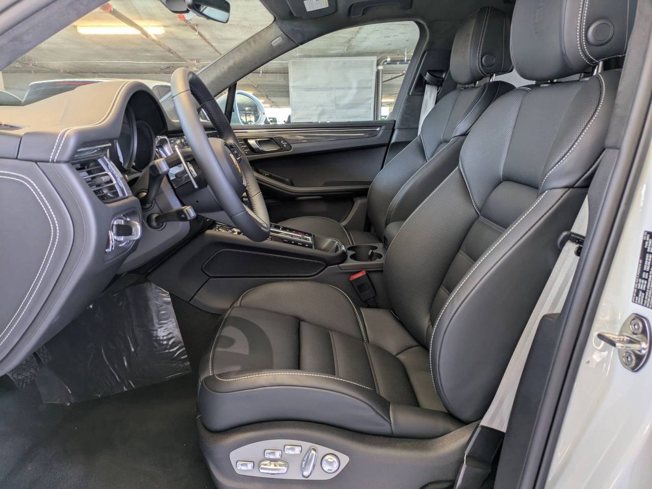 2025 Porsche Macan GTS photo 2
