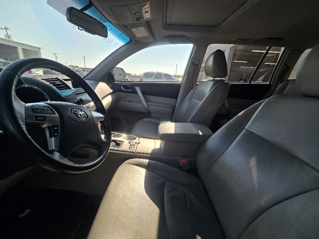 2011 Toyota Highlander XLE photo 6