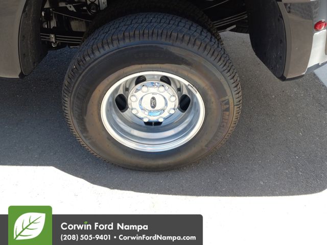 New 2025 Agate Black Metallic Ford Platinum image 37