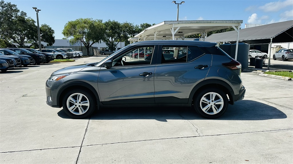 2025 Nissan Kicks Play S photo 2