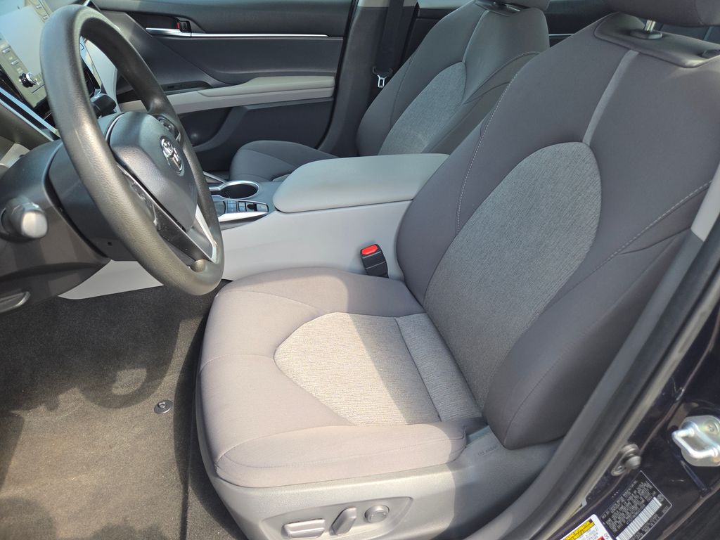 2021 Toyota Camry Hybrid LE photo 16