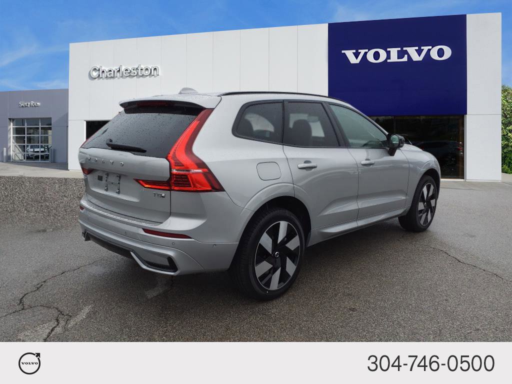 2025 Volvo XC60 Hybrid Plus photo 3