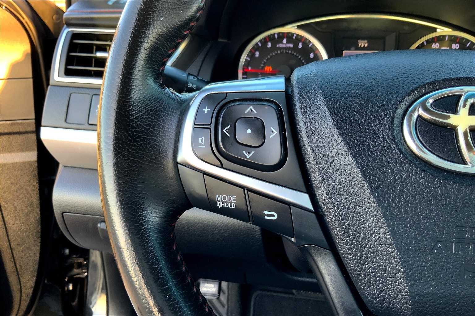 2015 Toyota Camry SE photo 22
