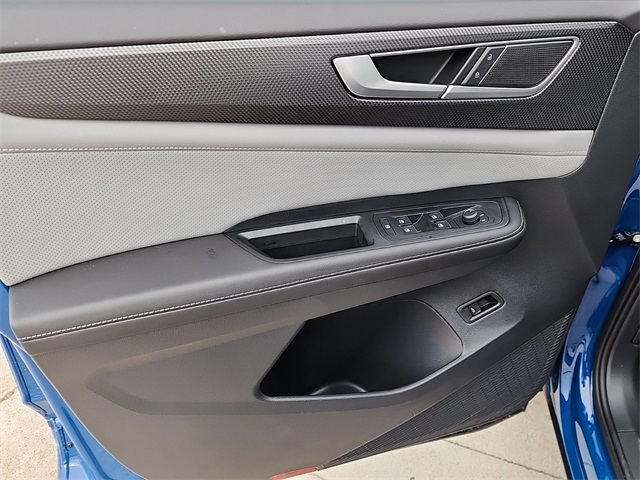 2025 Volkswagen Atlas Cross Sport SEL R-Line photo 8