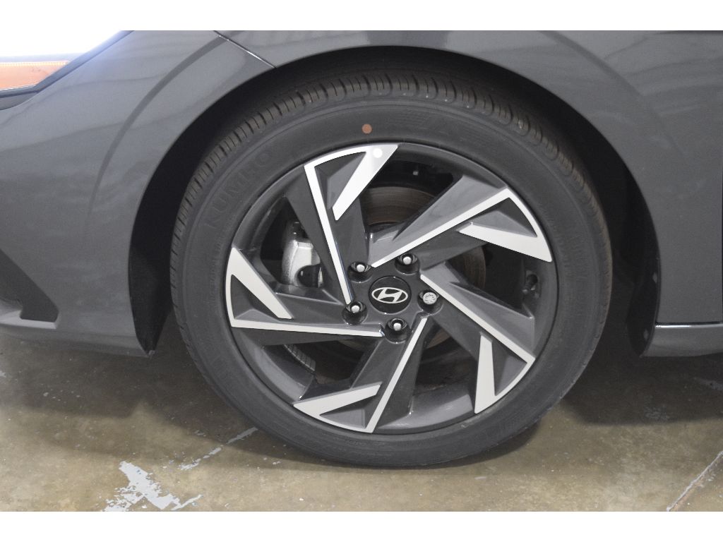 2025 Hyundai Elantra SEL Sport photo 3