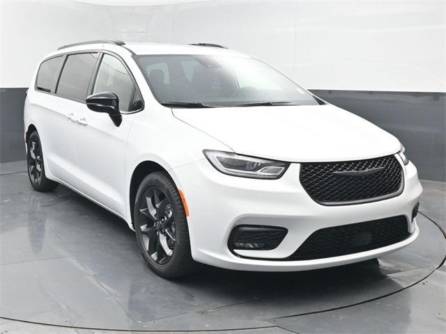 2026 Chrysler Pacifica Select's photo