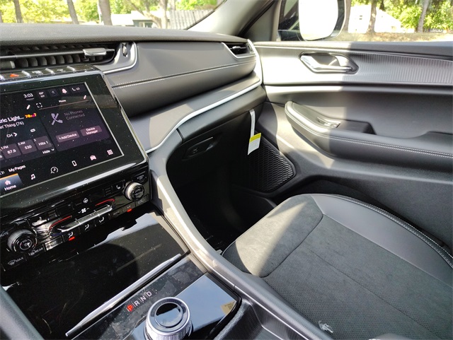 2025 Jeep Grand Cherokee Laredo Altitude photo 23