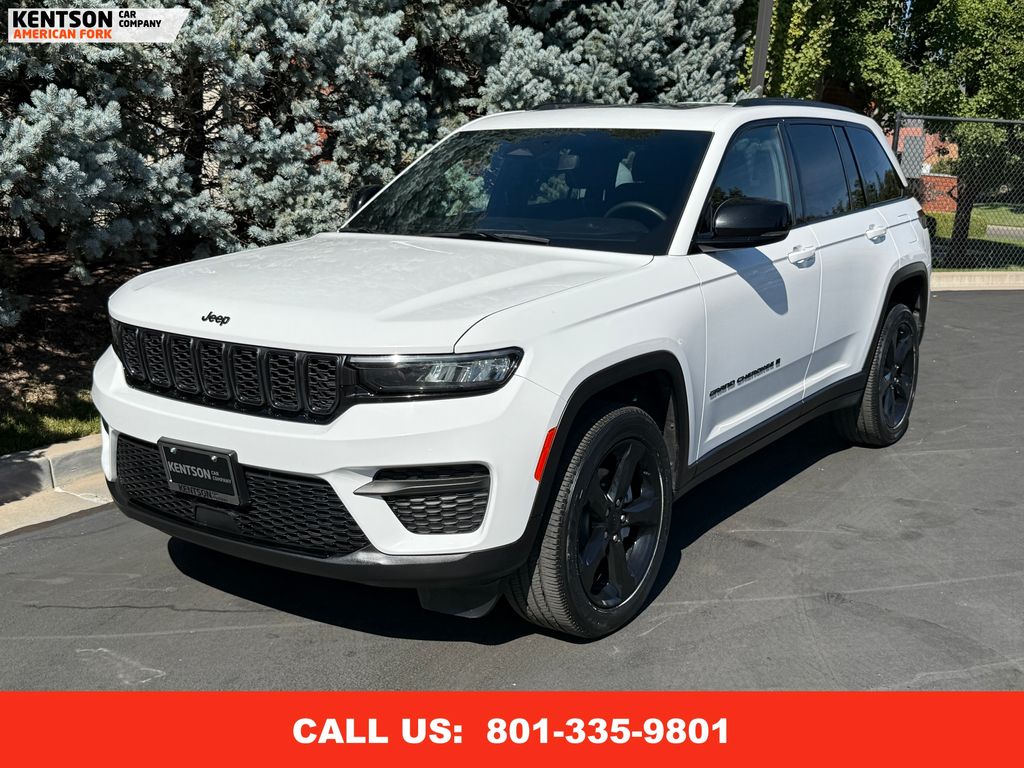 2023 Jeep Grand Cherokee Laredo Altitude photo 3