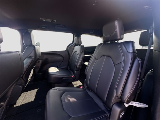 2025 Chrysler Voyager LX photo 21