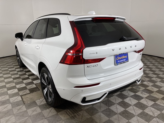 2025 Volvo XC60 T8 Plus photo 5