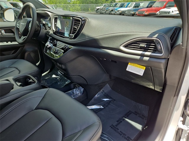 2025 Chrysler Pacifica photo 31