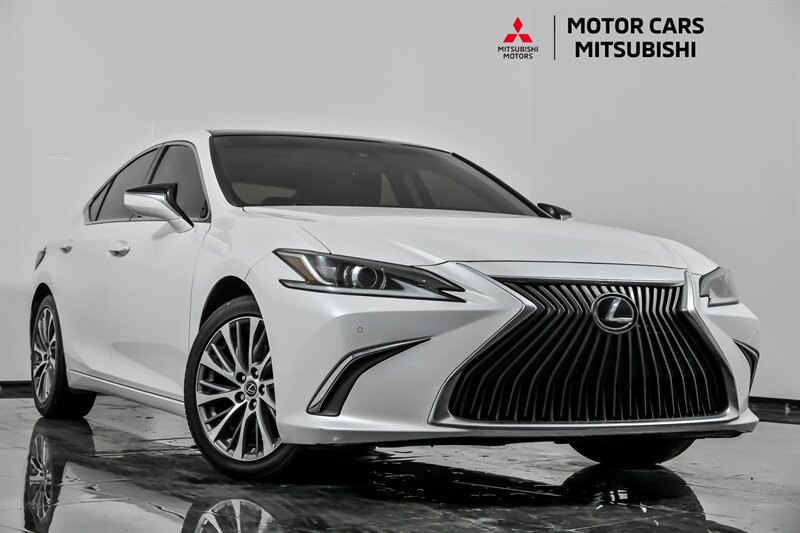 2021 Lexus ES 350's photo