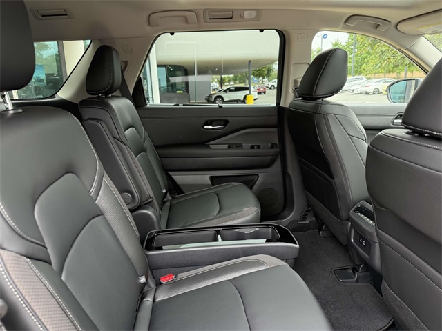 2025 Nissan Pathfinder SL photo 14