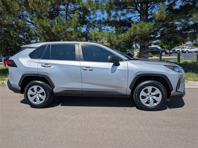 2022 Toyota RAV4 LE photo 2