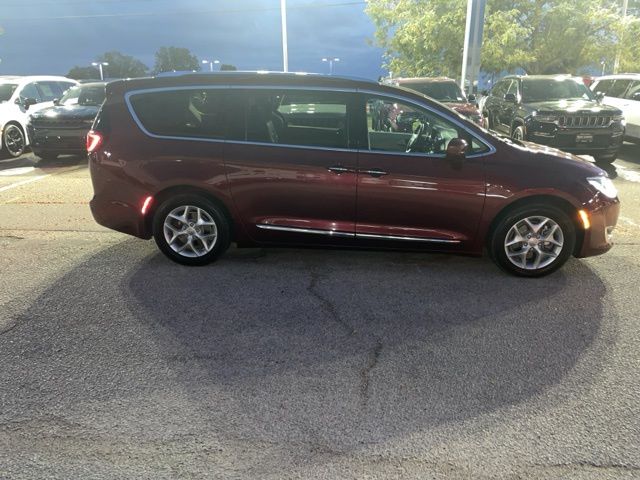 2018 Chrysler Pacifica Touring Plus photo 3