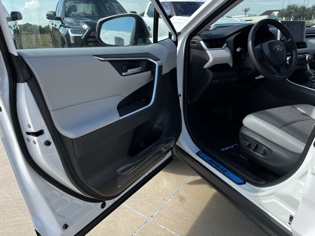 2025 Toyota RAV4 XLE photo 12