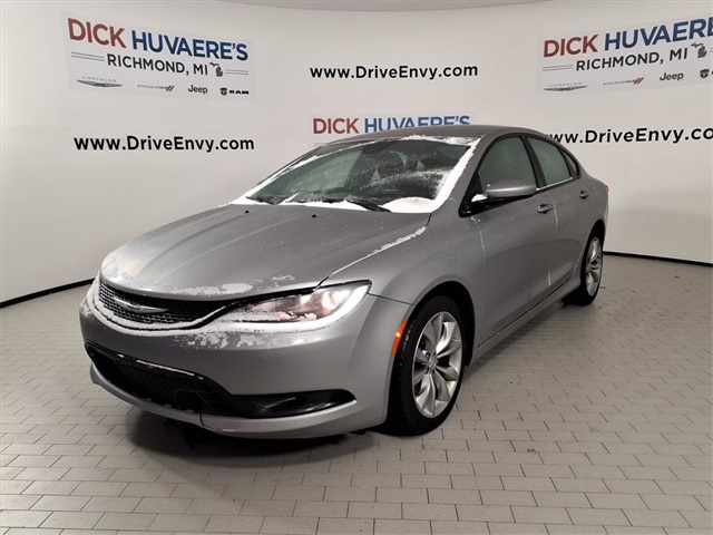 2016 Chrysler 200 S's photo