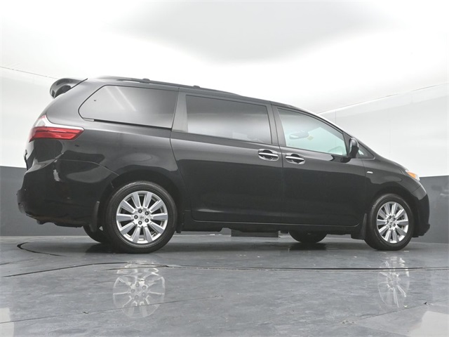 2017 TOYOTA SIENNA - Image 40